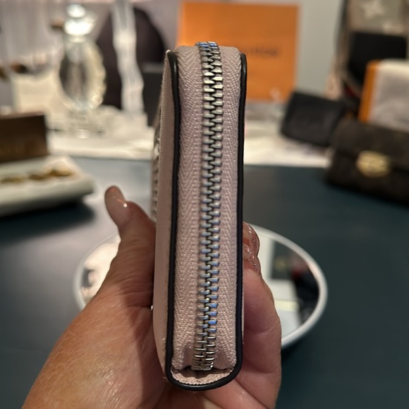 Authentic Michael Kors Women’s Wallet, EUC in Pink w/Studded Center Accent - Picture 15 of 16